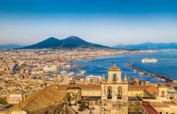 La costa de Nápoles (Pompeya) con el Monte Vesubio al atardecer. (JFL Photography / Adobe Stock)