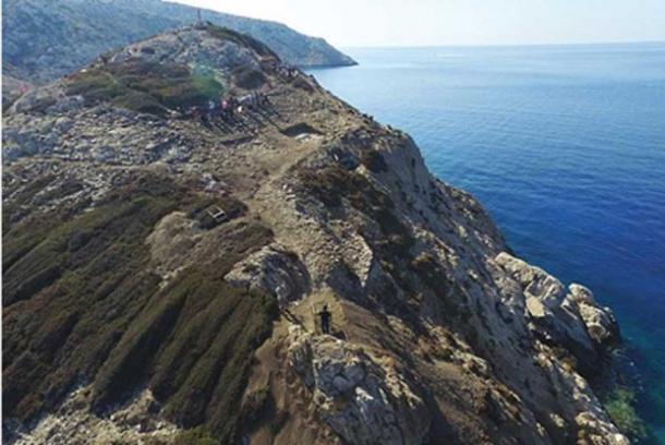 La isla fue esculpida con terrazas y piedra blanca para hacerla deslumbrar por kilómetros a la redonda. Proyecto Cambridge Keros