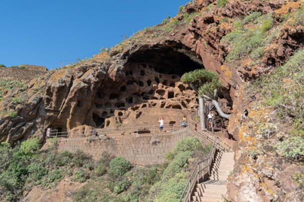 El gran afloramiento rocoso en el que se excavaron las cuevas y cavidades. CrÃ©dito: Ioannis Syrigos