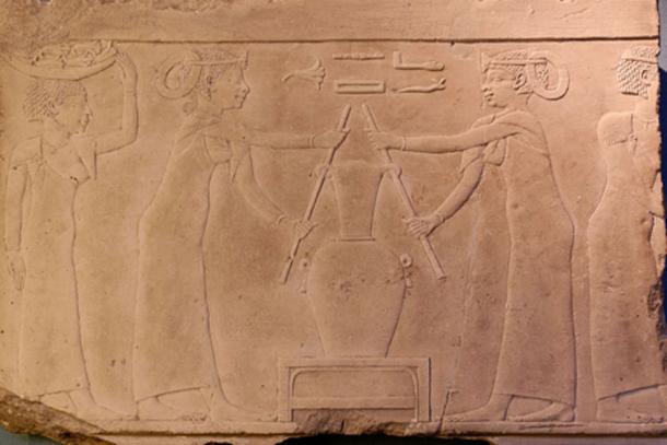 La fabricación de perfume de lirio. Piedra caliza, fragmento de la decoración de una tumba, 4a dinastía de Egipto- (2500 a.C.) (Museo Louvre)