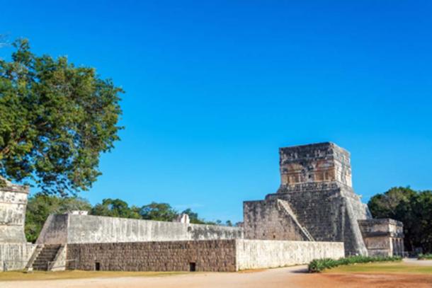 La cancha de pelota maya y el templo en Chichen Itza (jkraft5/ Adobe Stock)