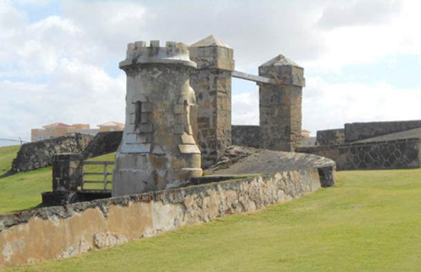 La antigua puerta en el extremo este del Castillo de San Cristóbal (CC BY-SA 2.0)