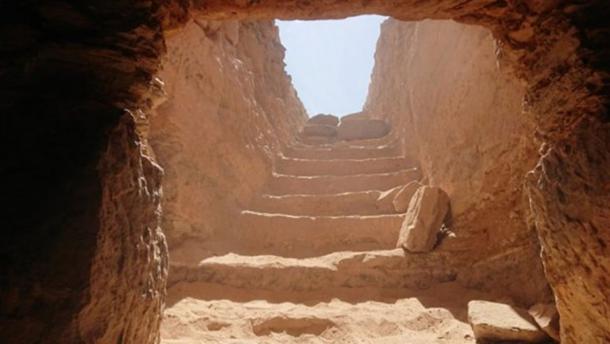 La tumba excavada en la roca que contiene más de 30 momias en el área del Mausoleo de Aga Khan en Aswan West Bank en Egipto. Crédito: Ministerio de Antigüedades.