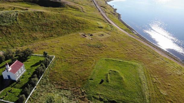 El sitio arqueológico de Arnarfjörður se identificó en 2017 con el descubrimiento de un montón de cenizas. En el verano de 2020, los arqueólogos excavaron el asentamiento agrícola del siglo X. (Margrét Hallmundsdóttir / RUV)