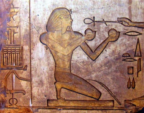 Alivio de Thutmosis II en el complejo del templo de Karnak, Egipto. (Dominio publico)