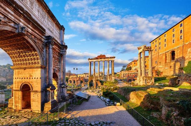 El arco triunfal de Tito a la izquierda, El Foro, Roma (Yasonya / Adobe Stock)