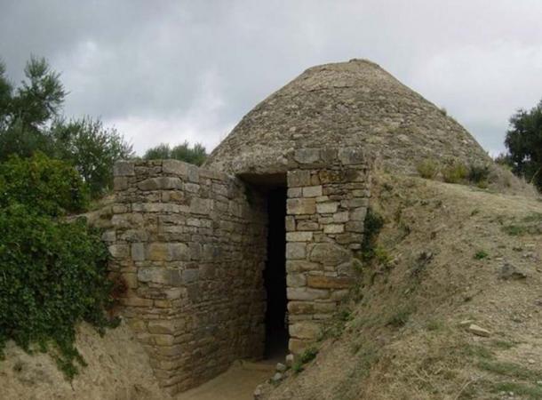 La entrada de piedra a la tumba llamada Tholos IV cerca del antiguo Palacio de Néstor, ambos descubiertos por el fallecido arqueólogo de UC Classics Carl Blegen en 1939. (UC Classics)