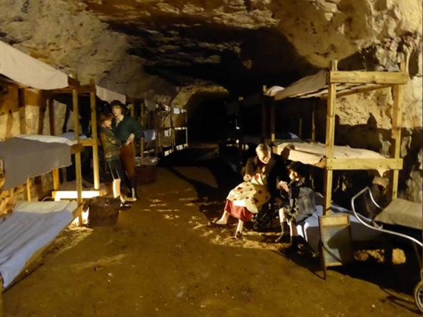 Un dormitorio tÃ­pico durante la Segunda Guerra Mundial en las cuevas de Chislehurst. (Geograph / CC BY-SA 2.0)