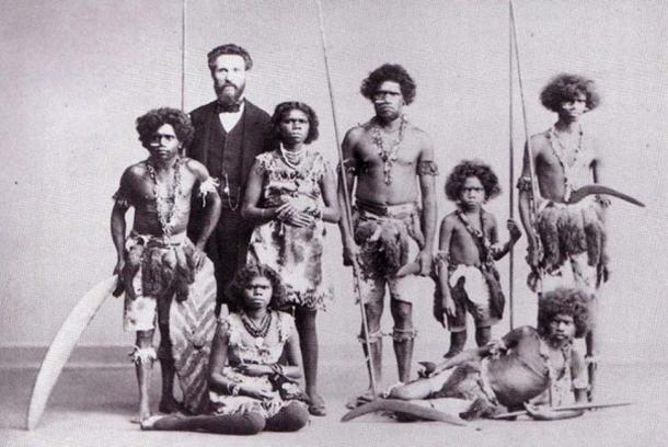 Un grupo de aborígenes capturado en Australia, realizadando una gira por Europa y América en los espectáculos de curiosidades humanas de PT Barnum & Bailey en el circo, donde fueron representados como salvajes feroces y caníbales (dominio público)