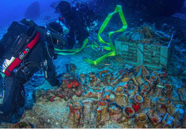 Los miembros del Equipo Especial de Buceo de la Unidad de Desastres Submarinos de la Guardia Costera examinan y recuperan muchos objetos en Antikythera Wreck. (Ministerio de Cultura griego)