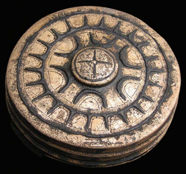 Cinturón adornado con estrellas de tipo Dabel (diámetro: 0,115 m). Crédito: Antiquity Publications Ltd / Uhlig et al., (2019), fotografía de J. Krüger.