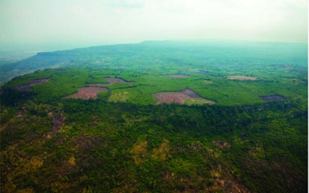 Una vista aérea oblicua de la meseta de Phnom Kulen y Mahendraparvata. Fuente: Archeology Development Foundation / Antiquity Publications Ltd.