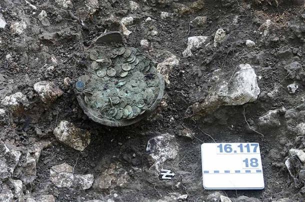 La vasija de cerámica con las monedas durante una excavación profesional realizada por empleados de Archaeology Baselland. (Archaeology Baselland)