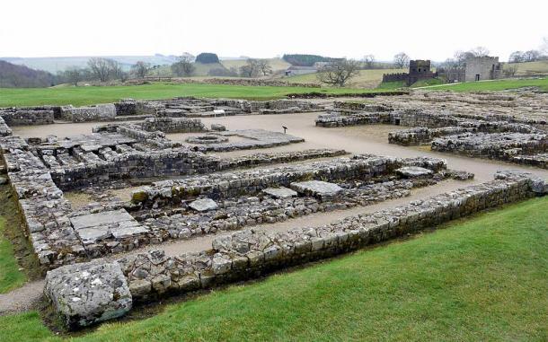 El fuerte de Vindolanda y el sitio de excavación donde se encontró el ratón de broma. (Andrew Curtis / CC BY-SA 2.0)