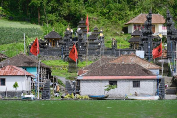 Vista del antiguo pueblo Trunyan y del templo hindú del lago Batur, Bali. (dani3315 / Adobe Stock)