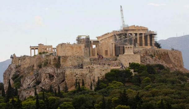 Vista hacia el este hacia la Acrópolis de Atenas en construcción durante el verano de 2014. (Ziegoat / CC BY-SA 4.0)