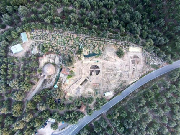 Una vista aérea del sitio muestra la tumba de Tholos IV, a la izquierda, encontrada por el arqueólogo de la UC Carl Blegen en 1939 en relación con las dos tumbas familiares llamadas Tholos VI y Tholos VII, descubiertas el año pasado por los arqueólogos de la UC Jack Davis y Sharon Stocker. (UC Classics)