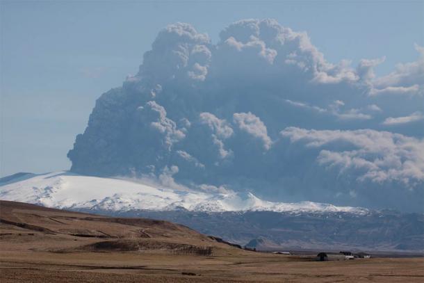 La columna volcánica de la erupción volcánica de Hvolsvöllur de 2010 en Islandia. El penacho de la mega erupción de Ilopango habría sido muchas, muchas veces más grande: se habría extendido 45 kilómetros hacia la atmósfera superior. Fue lo suficientemente grande como para enfriar el planeta durante casi 18 meses. (Gusano boa / CC BY 3.0)