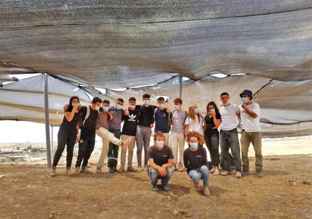 Algunos de los voluntarios que trabajaron en el sitio de excavación de la fábrica de jabón más antigua del mundo en Rahat, Israel (Emil Aladjem / Autoridad de Antigüedades de Israel)