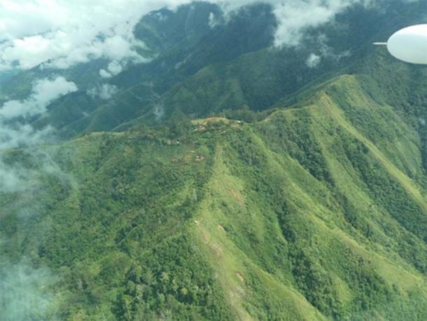 Pueblo de Waim visto desde el aire, en las escarpadas tierras altas donde se encontraron los artefactos de Papua Nueva Guinea. (UNSW / Ben Shaw)