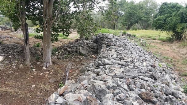 La mayoría de las paredes en el sitio ahora se reducen a pilas de rocas en forma. (Imagen: R Fergusson)