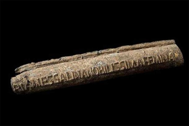 Tubería de agua de plomo, romana, 20-47 d.C, con el nombre del propietario en la tubería - "La dama más notable Valeria Mesalina" (tercera esposa del emperador romano Claudio). (CC BY 4.0)