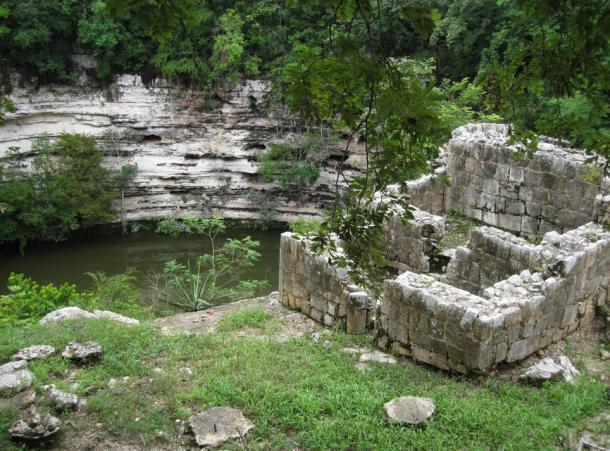 El pozo del sacrificio (Cenote de Sacrificio) (George Fery)