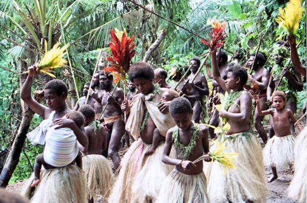 Mujeres y niños bailando y cantando en una ceremonia de buceo en tierra en la isla de Pentecostés, Vanuatu. (Paul Stein / CC BY-SA 2.0)