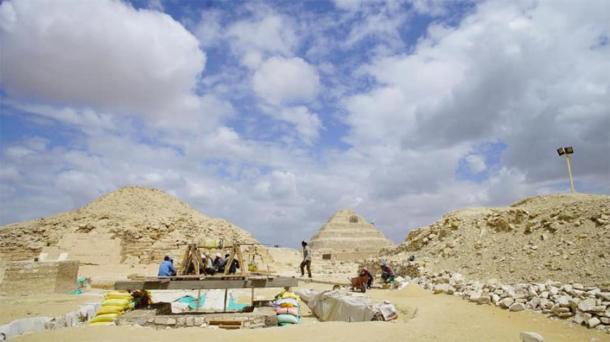 El complejo del taller de momificación en Saqqara. La famosa pirámide escalonada de Saqqara se puede ver en el fondo. Crédito: Ministerio de Turismo y Antigüedades.