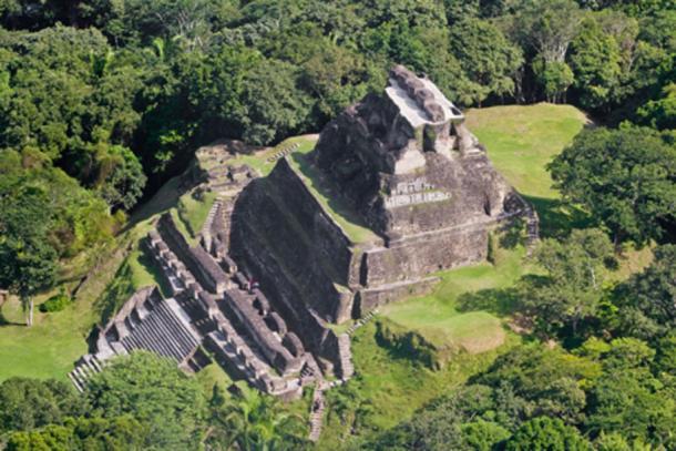 Xunantunich desde arriba. Por wollertz / Adobe Stock