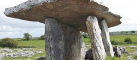 Portada - Dolmen de Poulnabrone, en The Burren, County Clare, Irlanda, datado entre los años 4200 a. C. y 2900 a. C. (Public Domain)