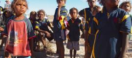 Portada - Niños aborígenes de una remota comunidad del desierto del interior de Australia (Dominio público)