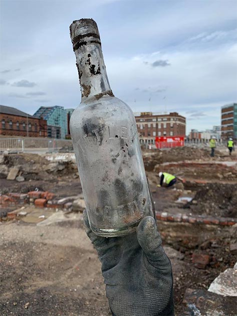 Una botella de Tetley encontrada en el sitio. (Servicios Arqueológicos WYAS)