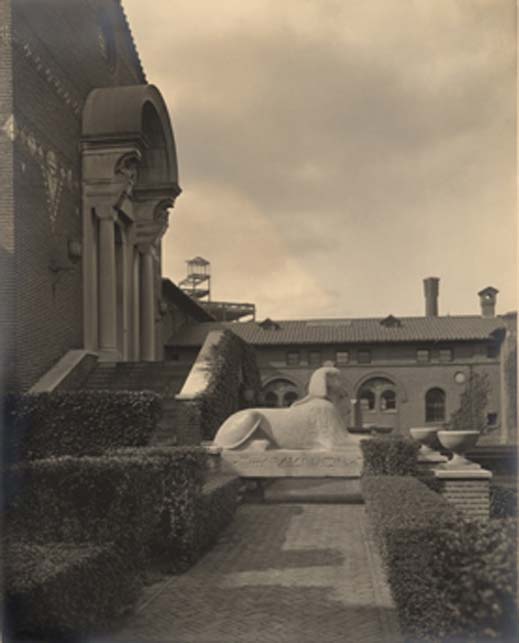 La Esfinge descansó en el patio del Museo Penn durante tres años, de 1913 a 1916. Esta foto de 1915 fue tomada por Charles Sheeler. Imagen: Archivos del Museo Penn. (Penn Museum)